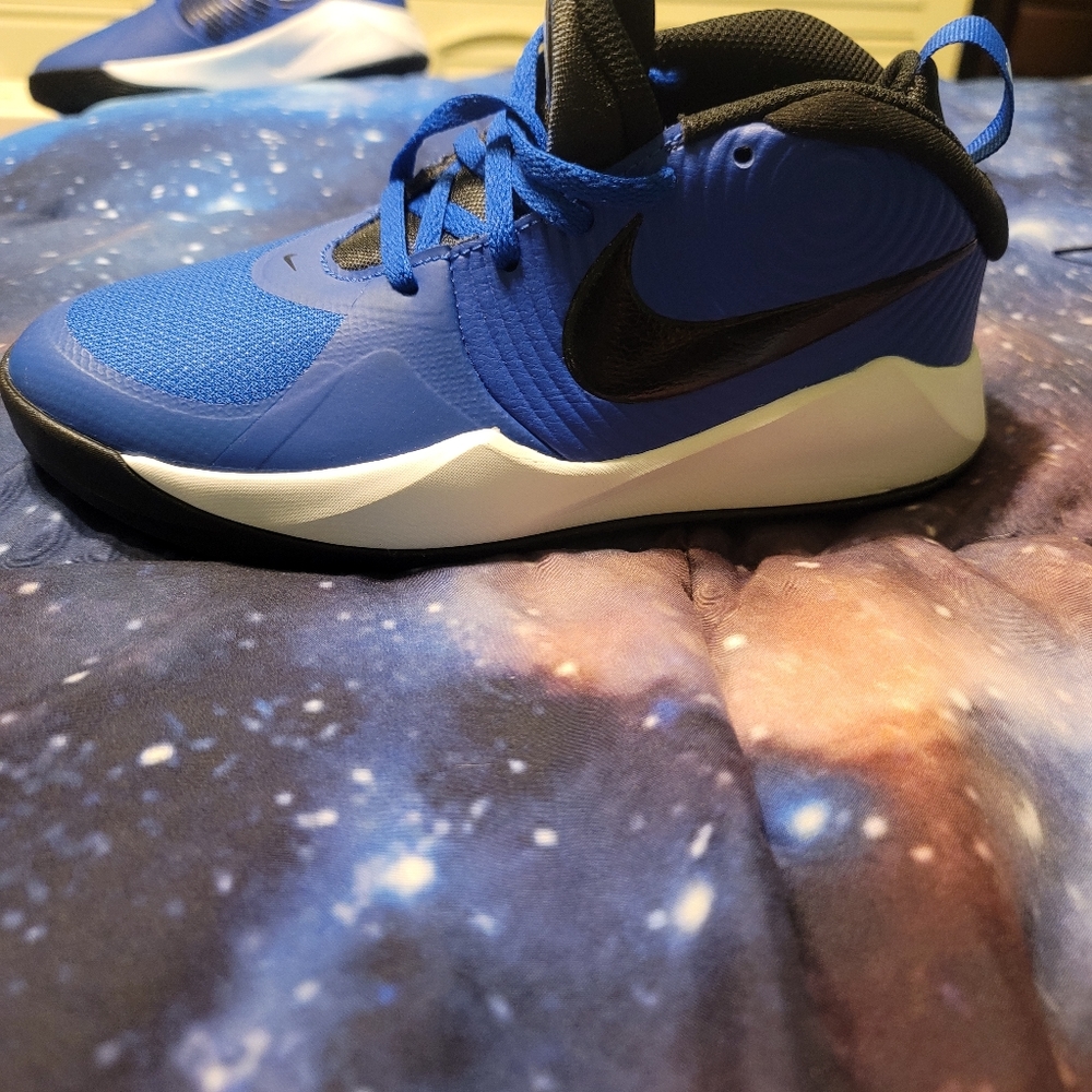Nike Team Hustle D9 Grade School Kids Basketball